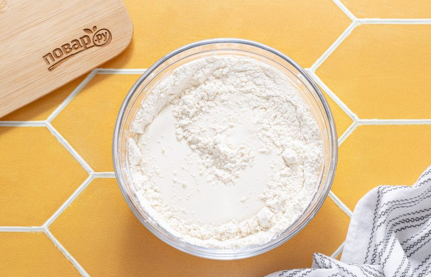 1. Этап. Булочки без яиц на йогурте: Отдельно смешайте йогурт с растительным маслом. Влейте получившуюся смесь в миску с сухими ингредиентами.