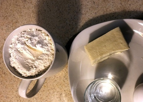 1. Этап. Домашняя лапша с добавлением тофу: Натираем тофу на мелкой терке. Яйцо смешиваем с водой и добавляем муку. Замешиваем тесто. Если время позволяет, то даем ему 