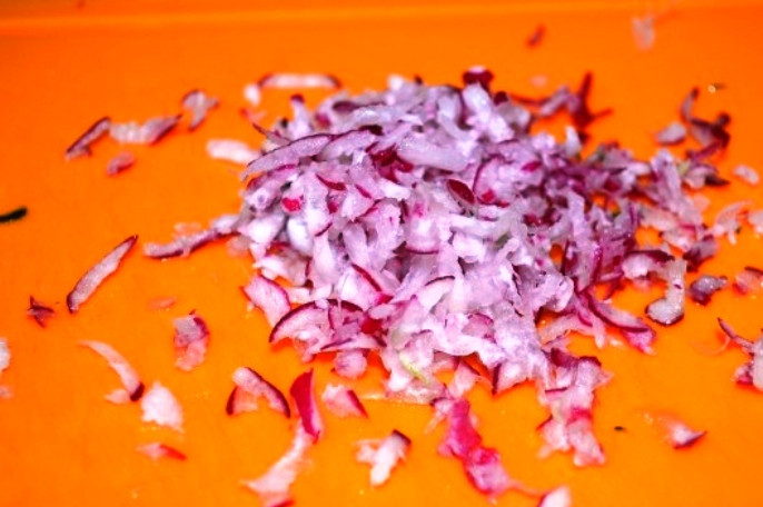 1. Этап. Классическая окрошка на кефире: Также поступите и с редисом. Чеснок можно потереть на мелкой терке.