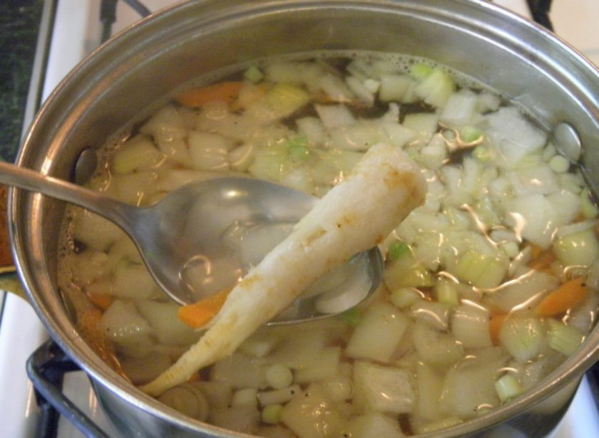 1. Этап. Щи из крапивы: 4. Воду или бульон для супа доведите до кипения, посолите, поперчите. Забросьте порезанные овощи и коренья, варите 20 минут.