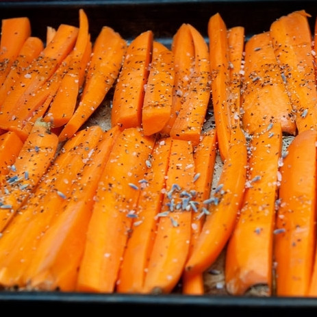 1. Этап. Запеченная морковь: 3. Противень застелите пергаментной бумагой. Выложите морковь. Сбрызните ее оливковым маслом, посыпьте солью, перцем и сушеной лавандой.