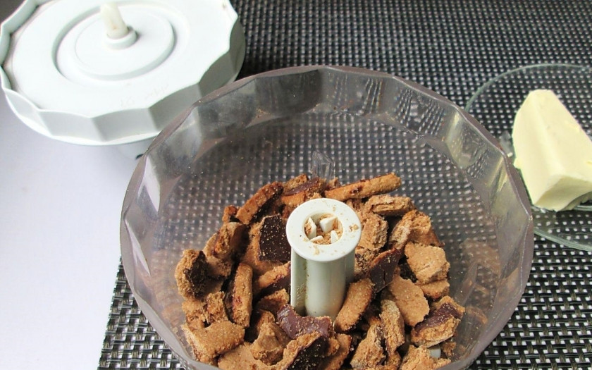 1. Этап. Чизкейк со свежими ягодами: 1. Печенье достаю из упаковки и разламываю на кусочки, затем помещаю его в блендер.