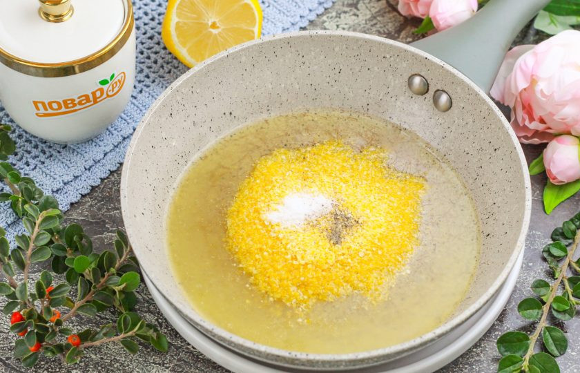 1. Этап. Соус сухарный: Всыпьте соль и молотый черный перец, если готовите соленый вариант. И сахар или мед, если готовите сладкий вариант соуса. Аккуратно все перемешайте.