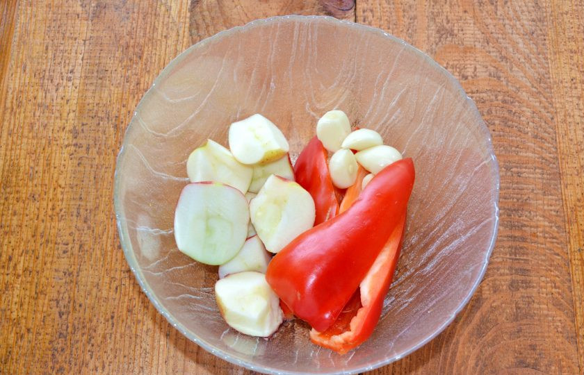 1. Этап. Бабушкина аджика: Очистите от семян сладкий перец и яблоки, нарежьте. Очистите чеснок и нарежьте острый перец.