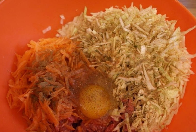 1. Этап. Ленивые голубцы (рецепты в мультиварке): 4. Смешиваем фарш с яйцом, специями, солью и овощами. Начинаем хорошенько вымешивать.