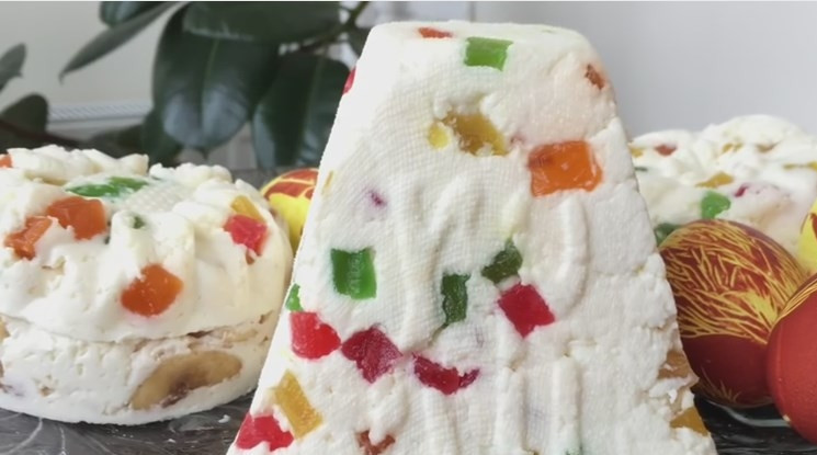 1. Этап. Творожная паска без выпечки с желатином: 7. Извлеките творожные куличи из форм, отделите марлю. Сверху можно присыпать мелкими украшениями для куличей. Получается не только вкусно, но и очень красиво!