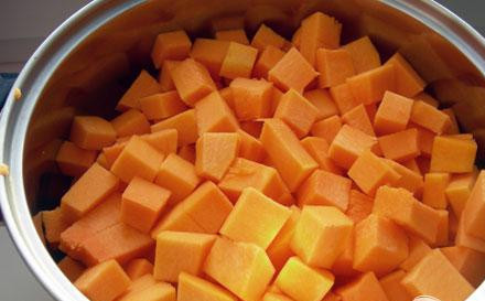 1. Этап. Тыквенный суп мускат: Тыкву очистить и порезать на кубики. Лук и чеснок мелко нарезать, спассеровать на 50 г. масла. Добавить кусочки тыквы, соль, перец, карри, мускатнй орех, паприку. Влить воду и тушить 20 минут.