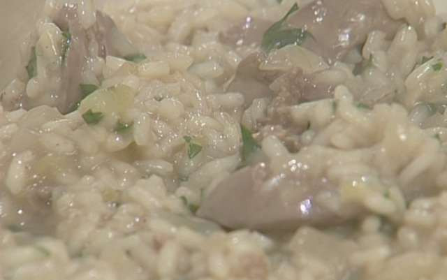 1. Этап. Ризотто с печенью: Теперь добавляем горячую воду, по одному половнику за раз. Рис должен впитывать жидкость, не плавая в ней. Контролируем этот процесс очень внимательно. Готовим 20 минут.