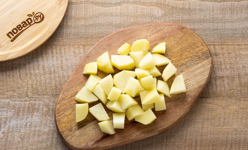 1. Этап. Суп из замороженных грибов: Картофель помойте, очистите и нарежьте кубиками.