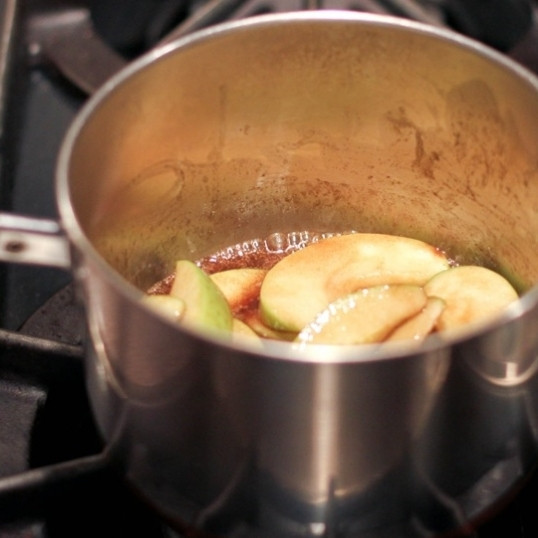 1. Этап. Яблоки с корицей: Готовить на среднем огне, помешивая, в течение 5 минут.