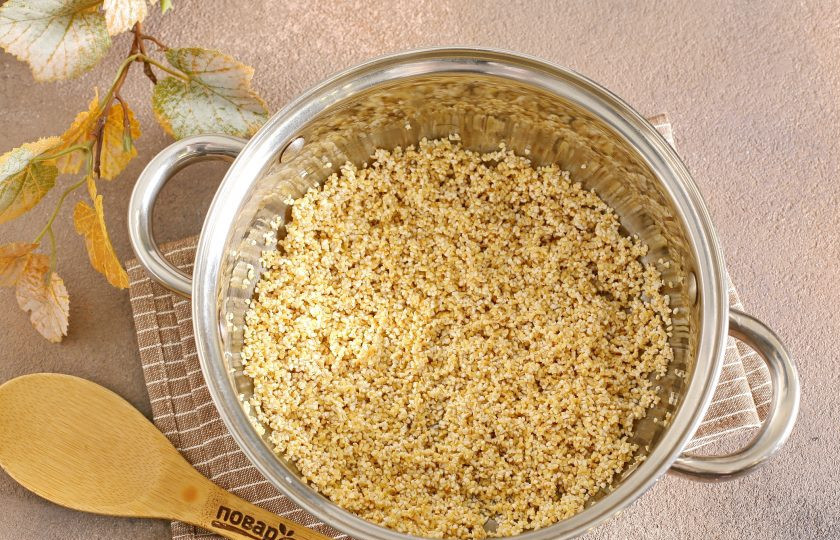 1. Этап. Ячневая каша: Крупу тщательно промойте и переложите в кастрюлю.