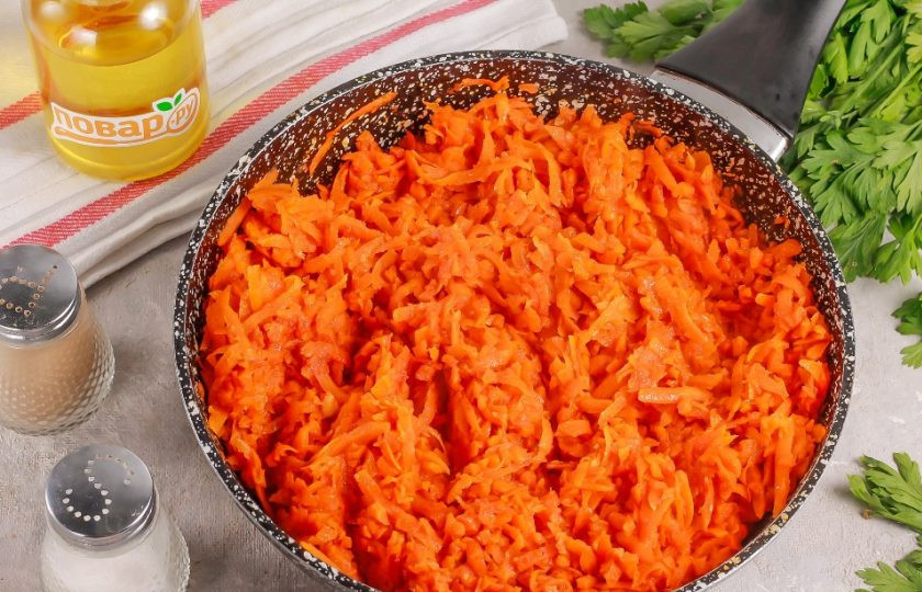 1. Этап. Икра из моркови с томатной пастой: Томите под крышкой примерно 10 минут, влив воду и перемешивая. Влейте в самом конце уксус, перемешайте и выключите нагрев.