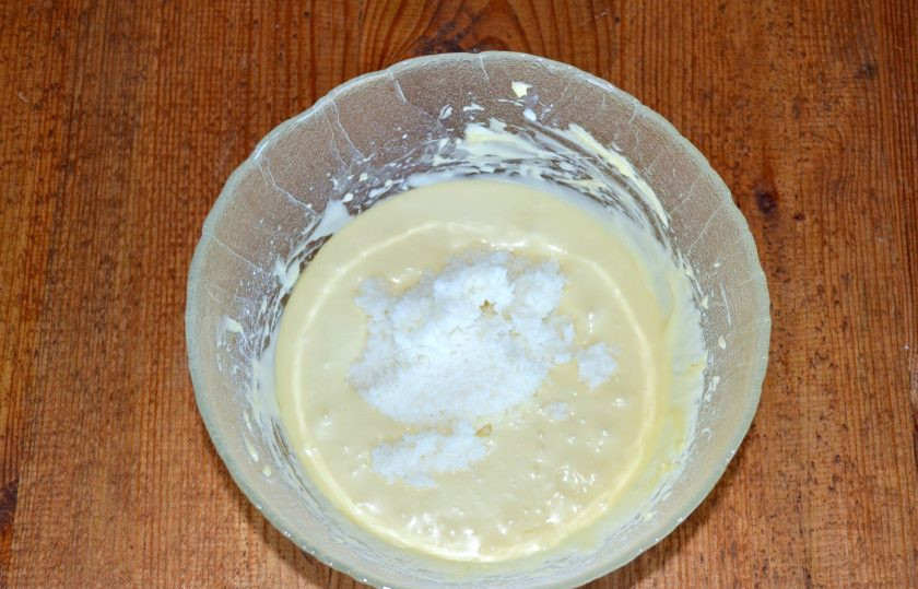 1. Этап. Торт Снежная королева: Добавьте кокосовую стружку, слив молоко (оно нам потребуется для пропитки).