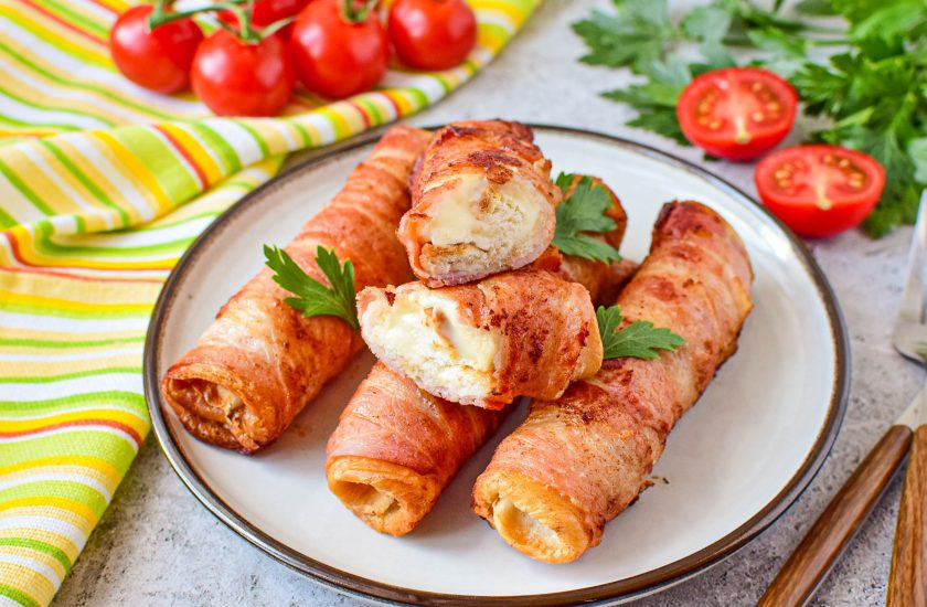 1. Этап. Рулеты с беконом: Готовые рулетики в беконе сразу подавайте к столу. В горячих рулетах сыр будет расплавленный.