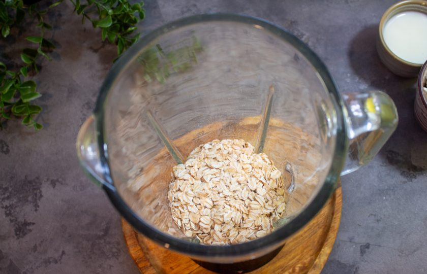 1. Этап. Яблочный пирог без муки и сахара: Овсяные хлопья поместите в чашу блендера, для того, чтобы их немного измельчить. Также можно воспользоваться кофемолкой.