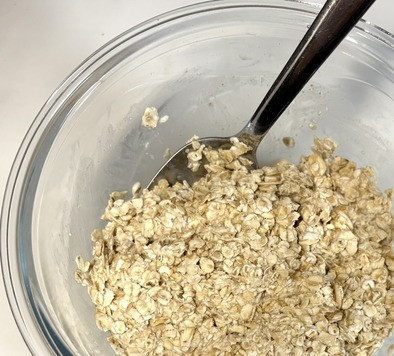 1. Этап. Котлеты из духовки диетические: Овсяные хлопья залить молоком и оставить их для набухания минут на десять.