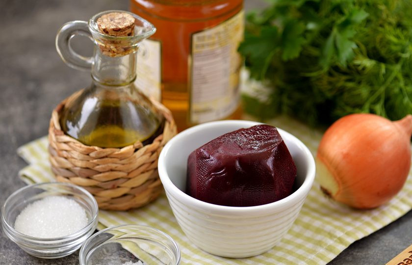 1. Этап. Салат из свеклы с маринованным луком: Подготовьте необходимые ингредиенты для приготовления салата. Свеклу заранее отварите до готовности минут 40-50, остудите ее, почистите от кожуры. Репчатый лук почистите, промойте и обсушите вместе с кинзой.