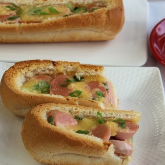 Багет запеченный с яйцом и сосисками