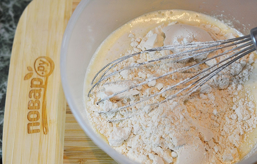 1. Этап. Американские панкейки с корицей: 4. Добавьте соду, муку и хорошо перемешайте.