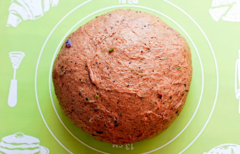 1. Этап. Мини-багеты с жареным луком: Скатайте тесто в шар, выложите в смазанную маслом миску, затяните пленкой и оставьте подходить в теплом месте. Тесто должно подойти не меньше, чем в 2,5 раза.