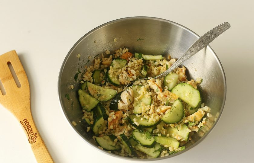 1. Этап. Салат с булгуром и курицей: Заправьте салат растительным маслом. Если необходимо добавьте соль и черный молотый перец. Все перемешайте. Салат с булгуром и курицей готов.