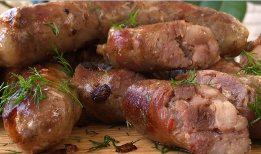 1. Этап. Вкусные и сочные домашние колбаски: 9. Подавать колбасу можно с нарубленной зеленью. Получается невероятно вкусно и сочно!