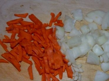 1. Этап. Суп из консервированной кукурузы: Очищенную морковь нарежем соломкой или маленькими кубиками.