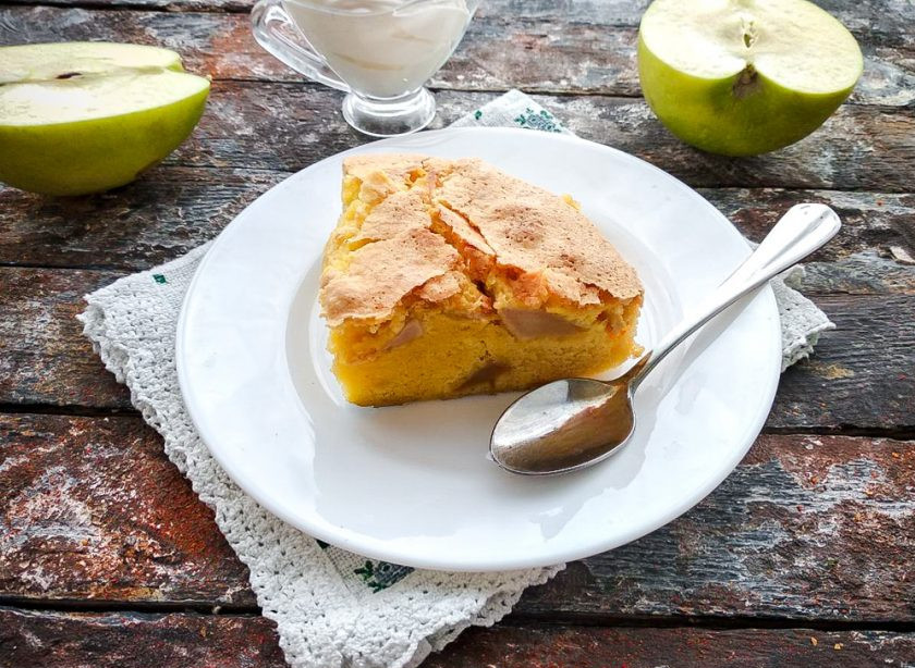 1. Этап. Шарлотка от тети Светы: Выкладываем шарлотку на тарелку и подаем к столу. Приятного аппетита!