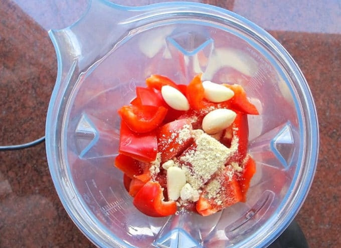 1. Этап. Паприкаш с курицей: 2. Сделайте соус. В блендере измельчите помидоры, чеснок, перец и куриный кубик.