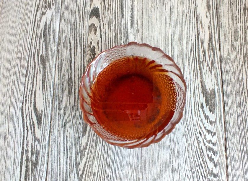 1. Этап. Домашние шпроты из кильки: Процедите заваренный чай. Добавьте к нему сахар, соль. Размешайте.