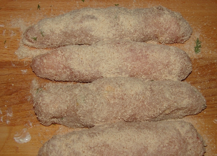 1. Этап. Куриное филе со сладким перцем: Рулетики обвалять во взбитом яйце и панировочных сухарях.