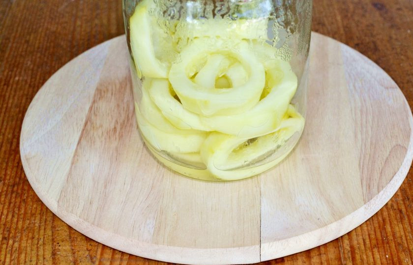 1. Этап. Кабачки в ананасовом соке на зиму: Готовые кольца выложите в горячую стерилизованную банку.