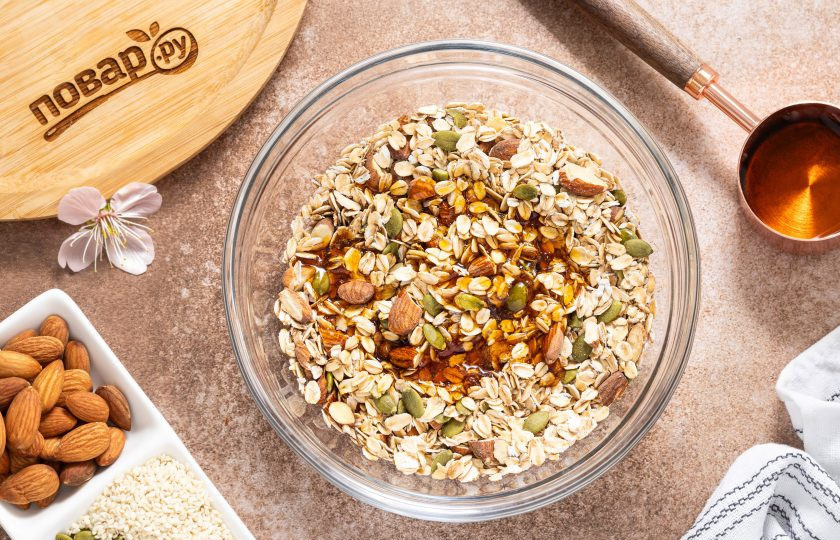 1. Этап. Гранола в аэрогриле: Влейте растопленное кокосовое масло и сироп.