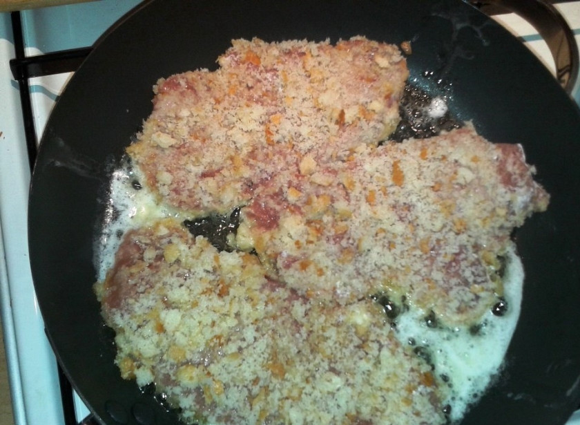 1. Этап. Отбивные из телятины сочные: Разогрейте на сковороде сливочное масло. Каждый кусочек мяса обмакните в муку, яйца и хлеб. Обжаривайте 3-4 минуты.