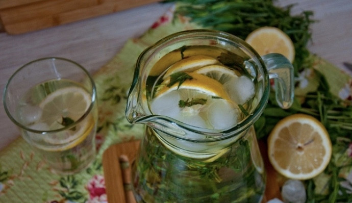 1. Этап. Тархун домашний: Туда же вливаем приготовленный ранее сироп. Оставшееся место в кувшине заполняем газировкой (можно купить минералку).