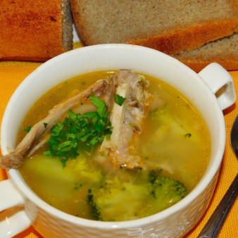 Суп из кролика с брокколи