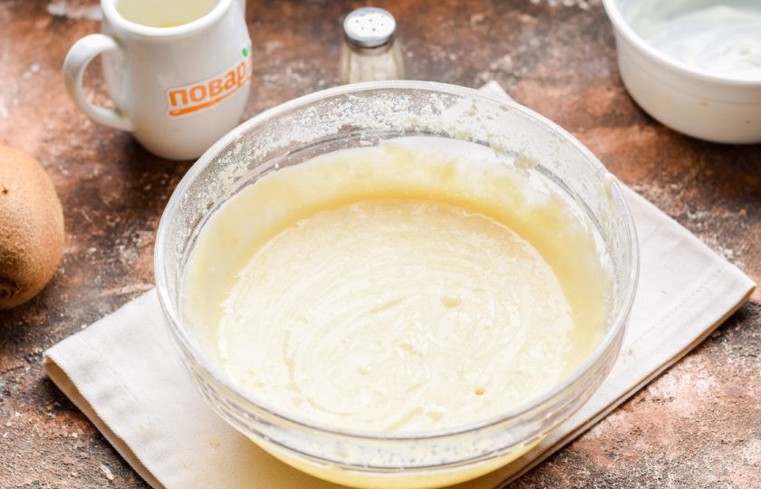 1. Этап. Пирог с киви на сметане: При помощи миксера замесите однородное тесто средней густоты. Духовку разогрейте и установите температуру 180 градусов.