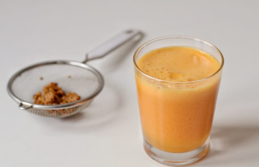 1. Этап. Смузи с облепихой: Процедите получившуюся жидкость. Жмых выкиньте.