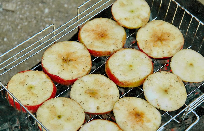 1. Этап. Яблоки гриль: Выложите яблоки на решетку гриля и готовьте с двух сторон, перевернув один раз, пока они не станут мягкими.