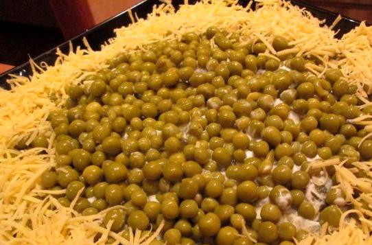 1. Этап. Салат с рисом и горбушей: Теперь идет слой из консервированного зеленого горошка, он будет последним. Нам остается только украсить салат по бокам тертым сыром и подать к столу. Приятного аппетита!