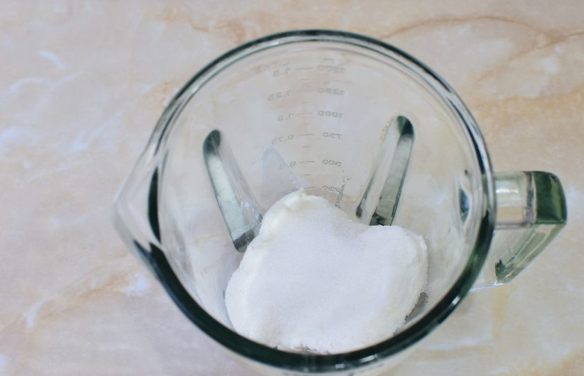 1. Этап. Смузи с творогом и малиной: В чашу блендера выложите творог. Всыпьте сахар.