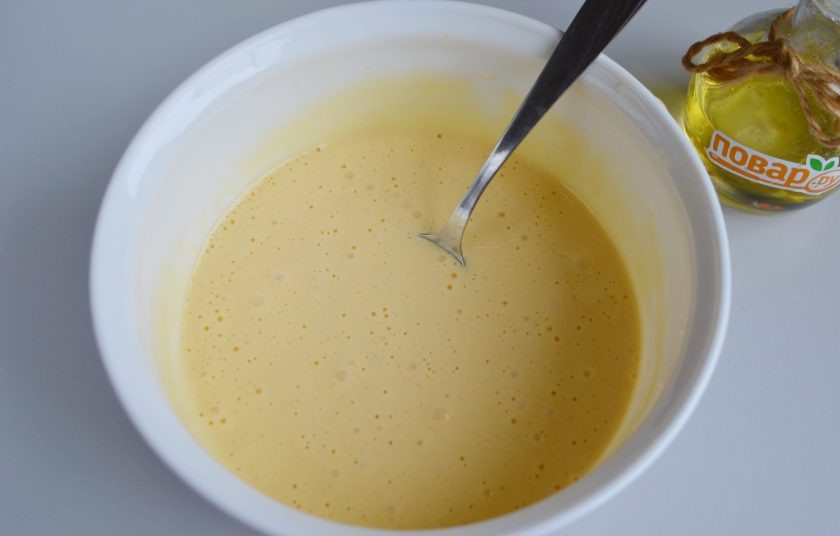 1. Этап. Яблочный пирог Татьяны Толстой: 6. Приготовьте тесто для пирога: взбейте три яйца с сахаром до появления пышной плотной пены, всыпьте муку и соду (или разрыхлитель), перемешайте миксером тесто.