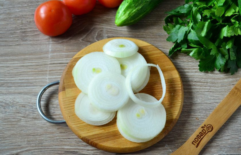 1. Этап. Шашлык с паприкой: Лук порежьте кольцами. Если луковица маленькая, то можно взять несколько штук.