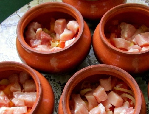1. Этап. Вкусные горшочки со свининой: Горшочки смажьте растительным маслом изнутри. Выложите в них слоями мясо и овощи. Добавьте немного водички. Поставьте в холодную духовку, доведите температуру до двухсот градусов и запекайте в течение часа. После положите в каждый горшочек по небольшому кусочку сливочного масла.