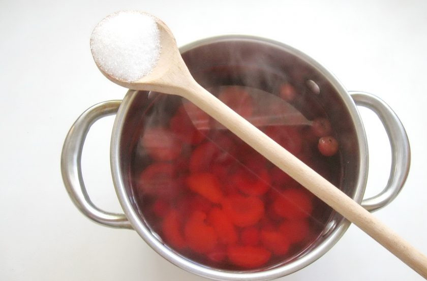 1. Этап. Кисель из вишен и абрикосов: Добавьте в кастрюлю сахар.
