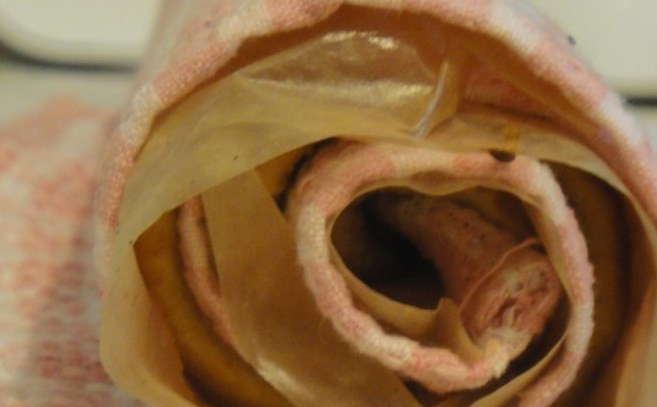 1. Этап. Быстрый бисквитный рулет: Все тщательно перемешать. Противень застелить бумагой и вылить на него тесто. Выпекать в разогретой до 200 градусов духовке 8-12 минут. Затем, когда корж испечется, завернуть его в полотенце на несколько минут.