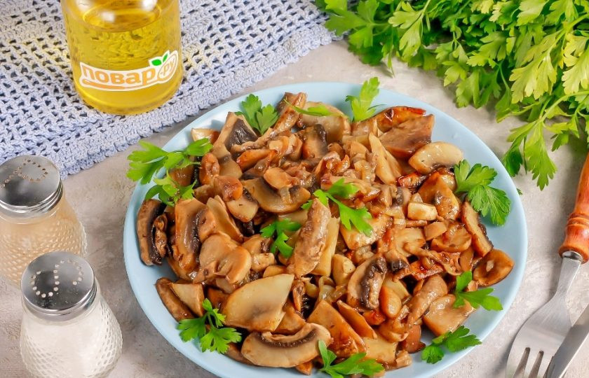 1. Этап. Жареные грибы: Выложите жареные грибы на тарелку и украсьте свежей зеленью, подайте с поджаренными ломтиками хлеба, тостами или паштетом.