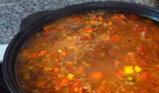 1. Этап. Чахохбили из индейки: Когда в казане крылья и голени станут мягкими, отправить к ним соус, добавить уцхо-сунели, тушить еще минут 20. Добавить хмели-сунели, тушить еще минут 5.