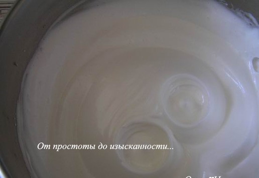 1. Этап. Творожный пирог с клубникой: Для начинки яйца разделите на белки и желтки. Белки взбейте в крепкую пену и уберите в холодильник.