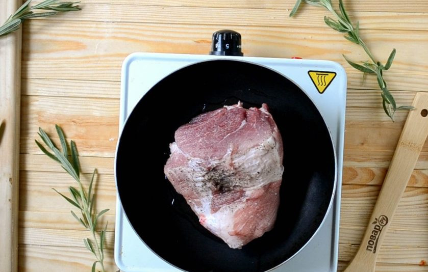 1. Этап. Молочная свинина с розмарином: Мясо, не разрезая на куски, посолите и поперчите со всех сторон. На сковороде разогрейте растительное масло и жарьте свинину 10-12 минут, переворачивая кусок на разные стороны.